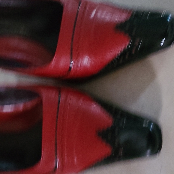 Via Spiga Red Leather/Black Patent Heels, size 9M - Picture 2 of 4